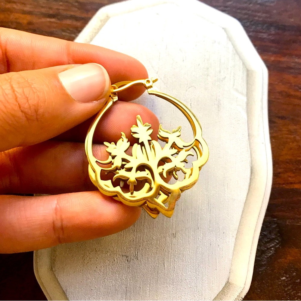 Hypoallergenic Gold Plated Laser Cut Damask Hoop Earrings NWOT
